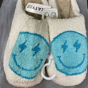 Katydid

TURQUOISE AND WHITE LIGHTNING HAPPY SLIPPERS NWT